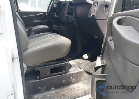 2015 Chevrolet Express 2500 Work Van z USA, uszkodzony, nr VIN 1GCWGGCFXF1121507